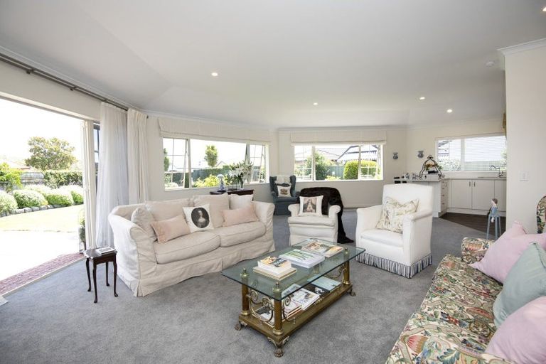 Photo of property in 14 Rutland Place, Taradale, Napier, 4112