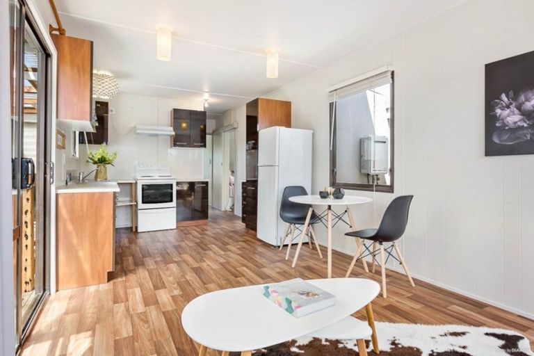 Photo of property in 1/424 Old Te Atatu Road, Te Atatu Peninsula, Auckland, 0610