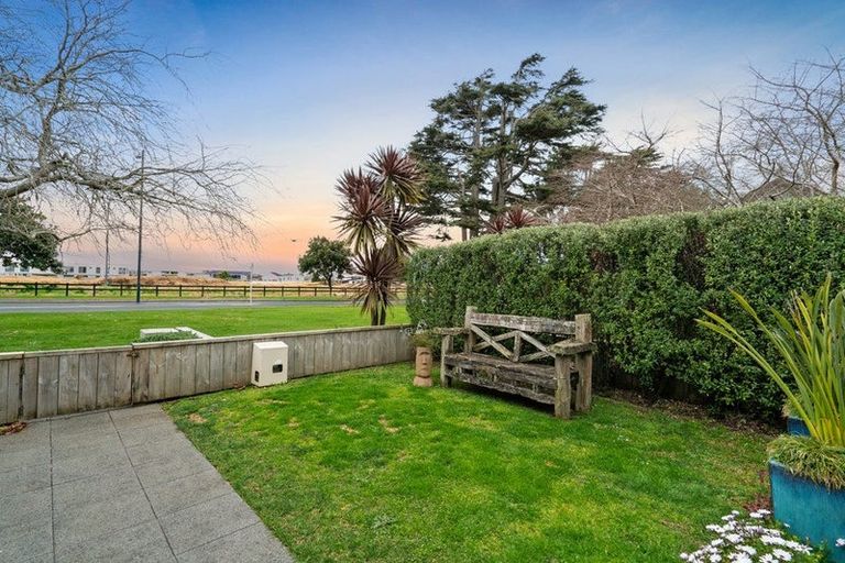 Photo of property in 16 Willow Camp Road, Takanini, 2112