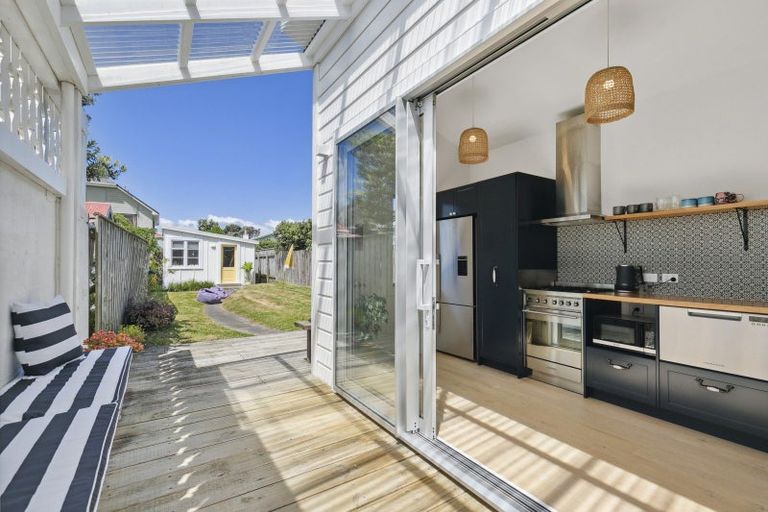 Photo of property in 201 Onepu Road, Lyall Bay, Wellington, 6022