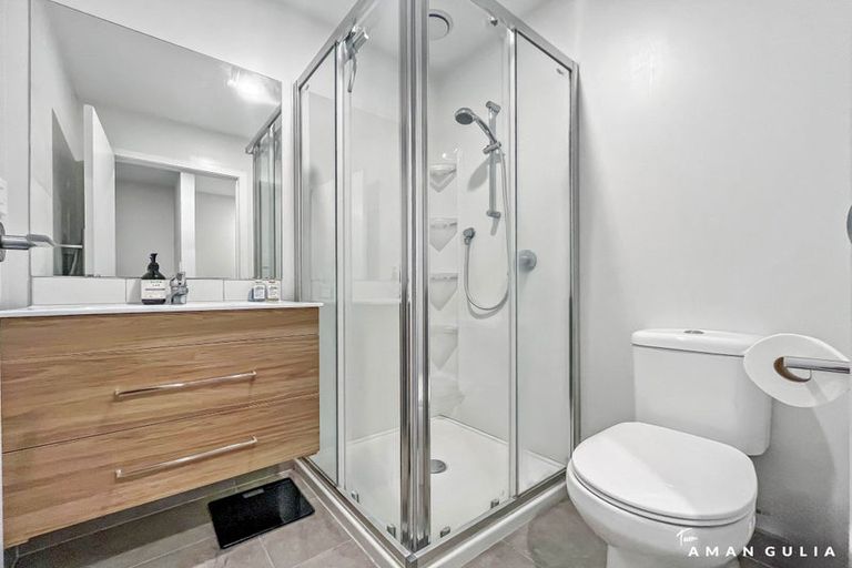 Photo of property in 33 Tokai Place, Glen Eden, 0602