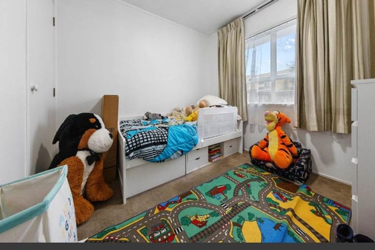 Photo of property in 1/10 Ballater Place, Highland Park, Auckland, 2010