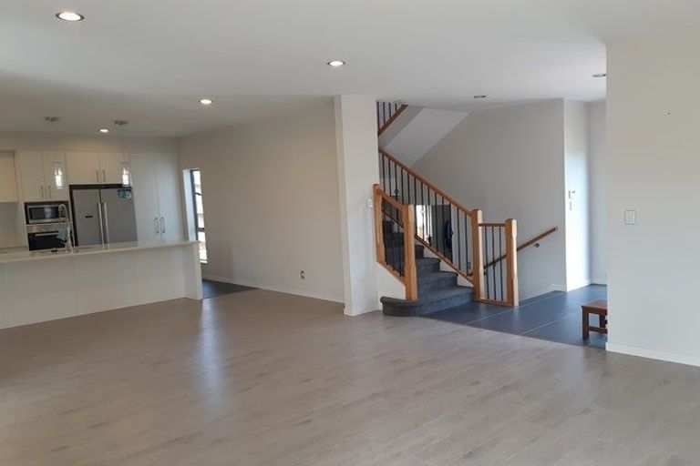 Photo of property in 102 Tamahere Drive, Glenfield, Auckland, 0629