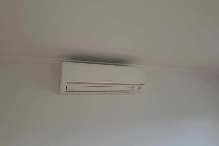 Photo of property in 2/8 Shakespeare Road, Milford, Auckland, 0620