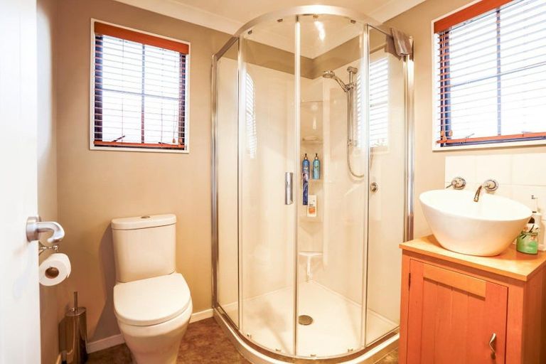 Photo of property in 16 La Lena Grove, Fitzherbert, Palmerston North, 4410