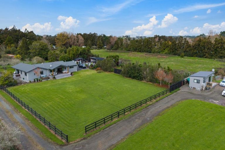 Photo of property in 124 Boord Crescent, Kumeu, 0891