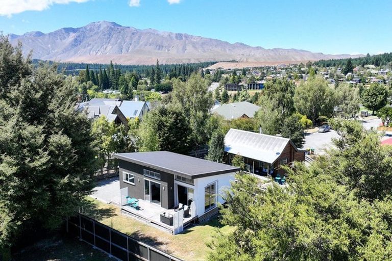 Photo of property in 21 Aorangi Crescent, Lake Tekapo, 7999