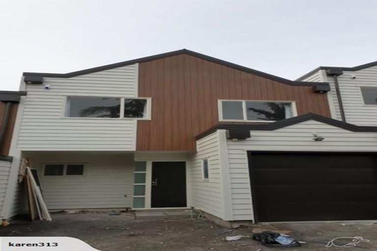 Photo of property in 3/14 Fields Parade, Oteha, Auckland, 0632