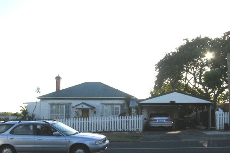 Photo of property in 133 Glenfield Road, Hillcrest, Auckland, 0626