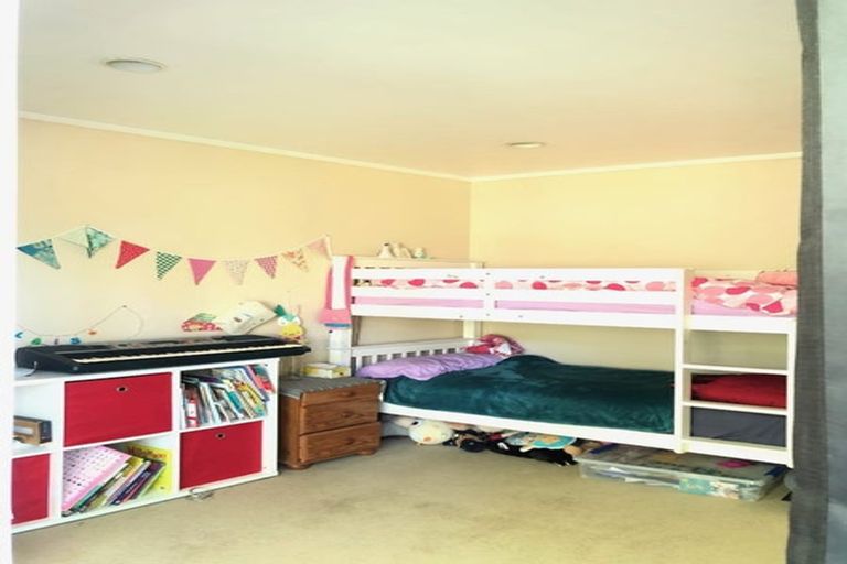 Photo of property in 28 Barker Rise, Northcross, Auckland, 0632