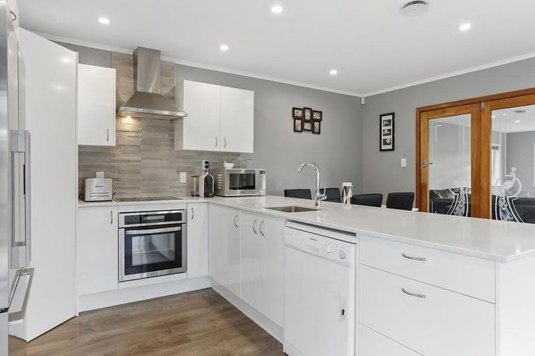 Photo of property in 63 Kaurilands Road, Titirangi, Auckland, 0604