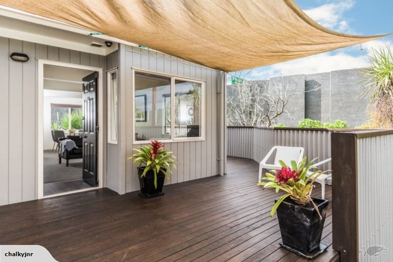 Photo of property in 1042a Great North Road, Point Chevalier, Auckland, 1022