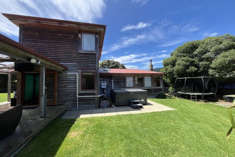 Photo of property in 5 Smith Street, Paekakariki, 5034