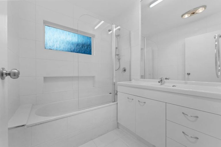 Photo of property in 2/44 Waimumu Road, Massey, Auckland, 0614