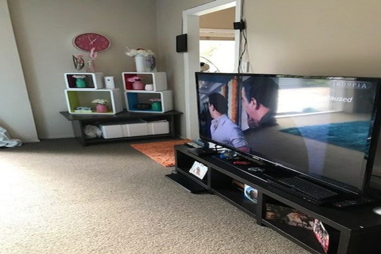 Photo of property in 2/15 Lancelot Place, Glenfield, Auckland, 0629