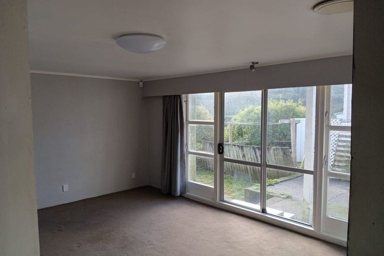 Photo of property in 32 Castle Crescent, Stokes Valley, Lower Hutt, 5019