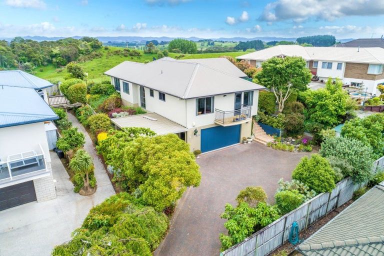 Photo of property in 24 Highgrove Drive, Grandview Heights, Hamilton, 3200