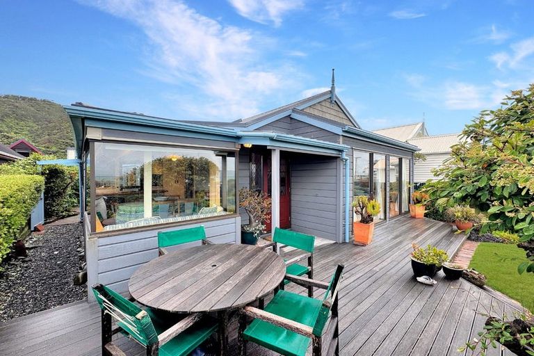 Photo of property in 123 Marine Parade, Eastbourne, Lower Hutt, 5013