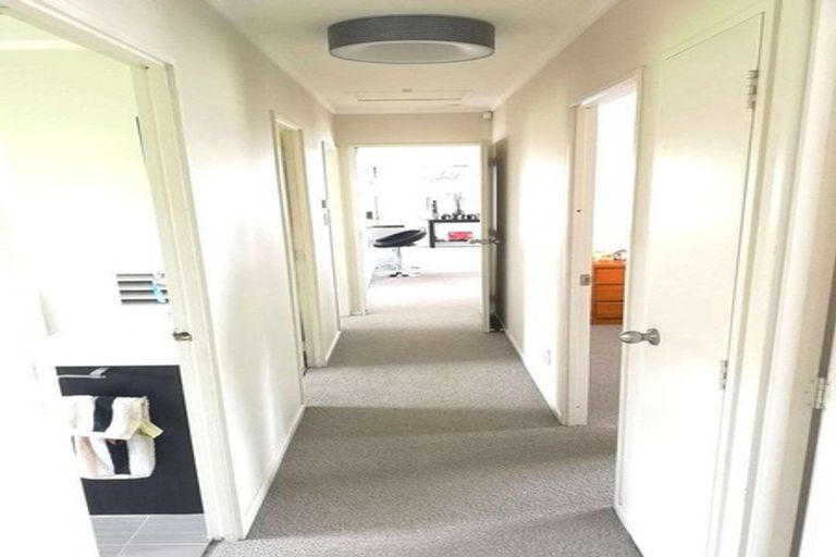 Photo of property in 93 Totaravale Drive, Totara Vale, Auckland, 0629