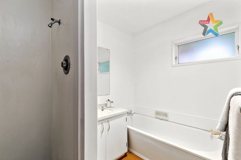 Photo of property in 28 Woodhouse Avenue, Karori, Wellington, 6012