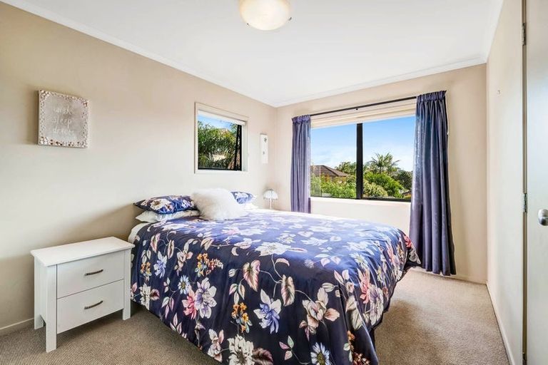 Photo of property in 13 Seagate Place, Red Beach, 0932