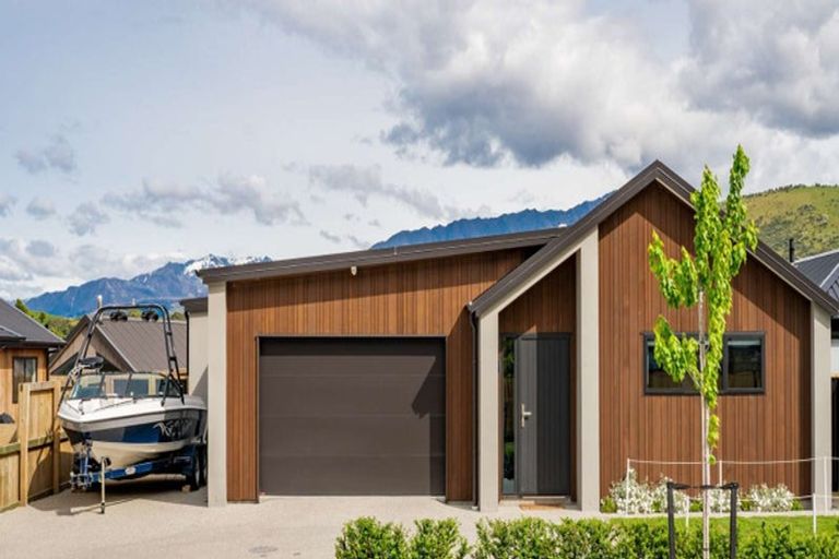 Photo of property in 20 Fallow Street, Jacks Point, 9371