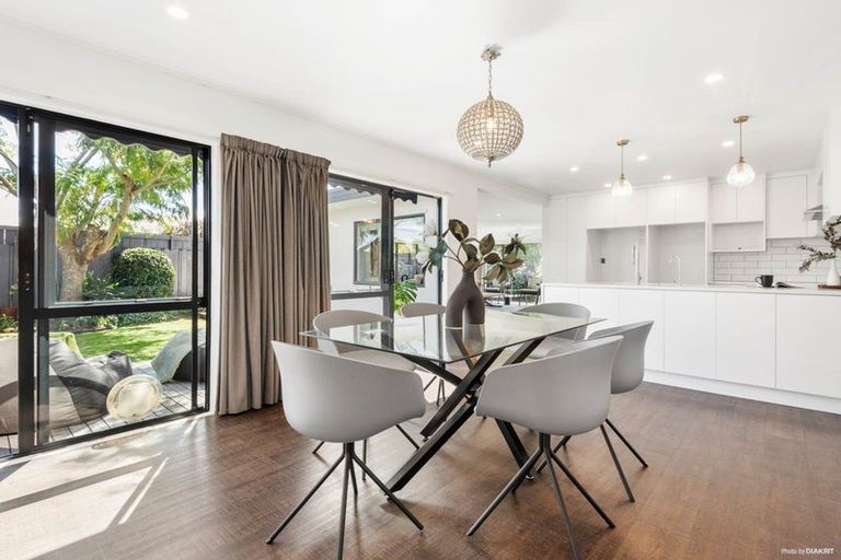 Photo of property in 10 Bridgehead Cove, West Harbour, Auckland, 0618