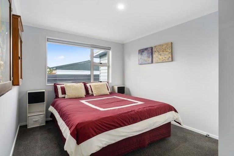 Photo of property in 58 Exeter Crescent, Takaro, Palmerston North, 4412