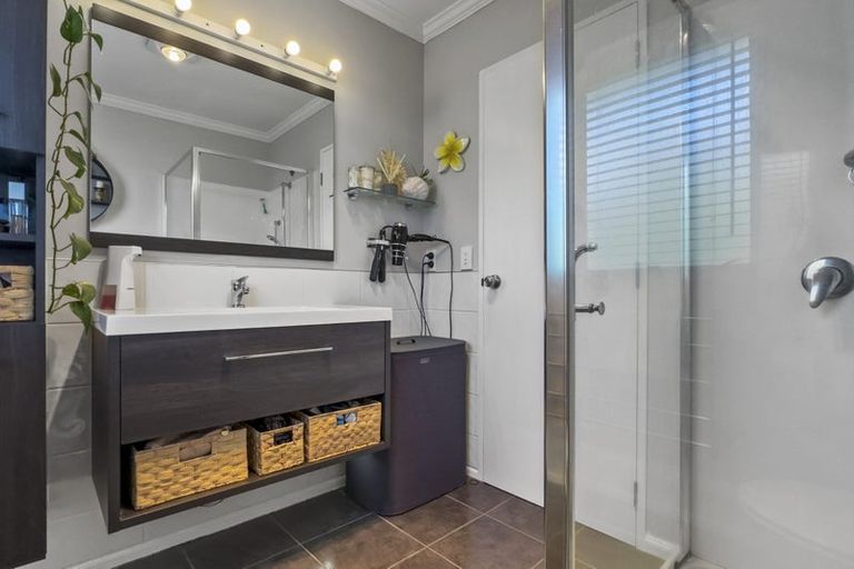 Photo of property in 2/130 Sandspit Road, Shelly Park, Auckland, 2014