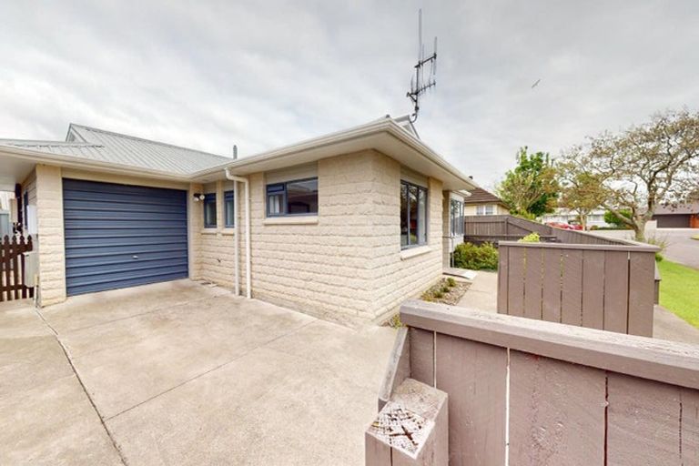 Photo of property in 2 Pinedale Parade, Milson, Palmerston North, 4414
