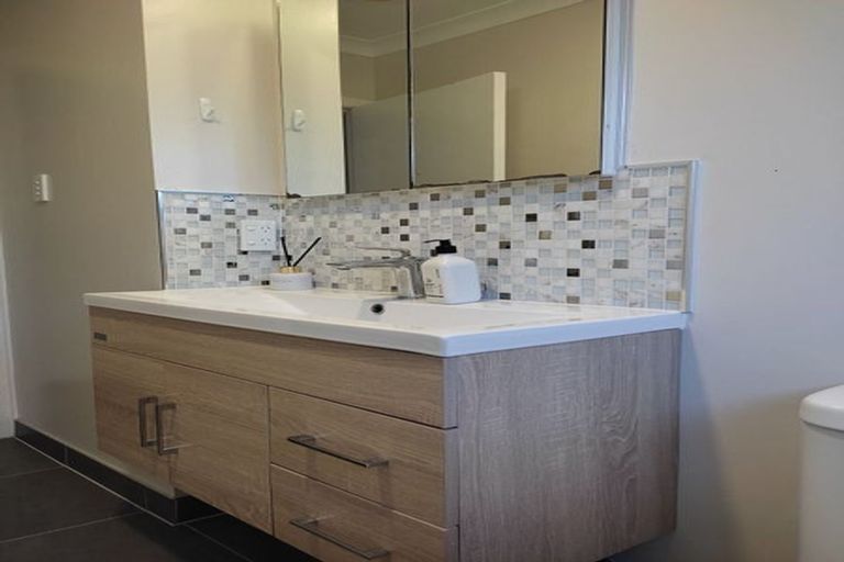 Photo of property in 28 Ocean View Road, Northcote, Auckland, 0627