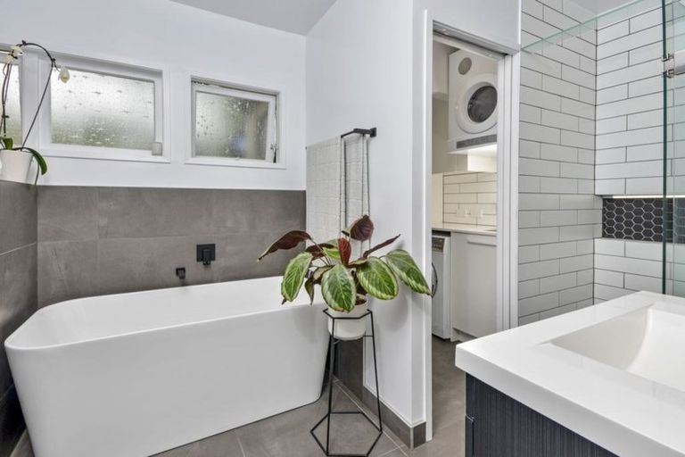 Photo of property in 1/649 Beach Road, Rothesay Bay, Auckland, 0630