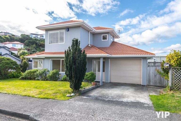 Photo of property in 1 Bennett Grove, Newlands, Wellington, 6037