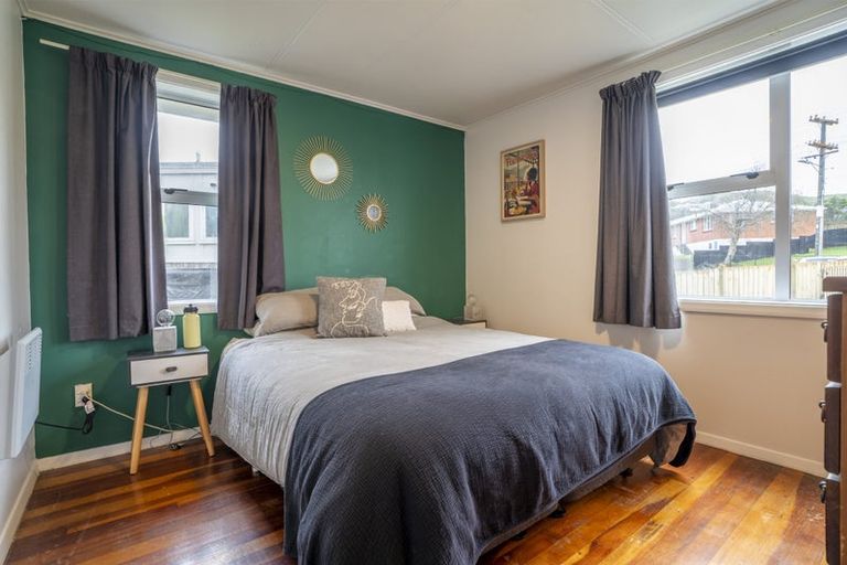 Photo of property in 32 Davidson Crescent, Tawa, Wellington, 5028