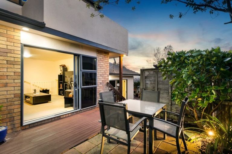 Photo of property in 4 Northcross Drive, Oteha, Auckland, 0632