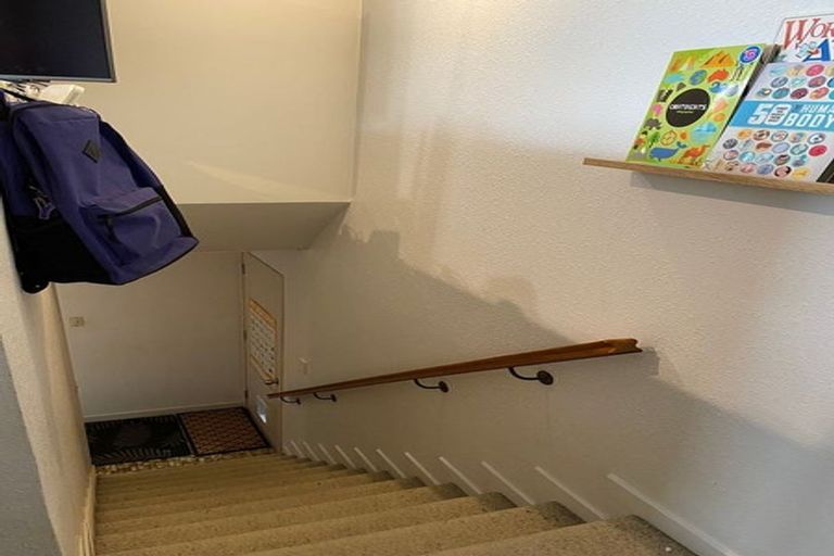 Photo of property in 2/366a Glenfield Road, Glenfield, Auckland, 0629