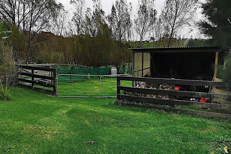 Photo of property in 28 Matakohe Road East, Matakohe, 0593