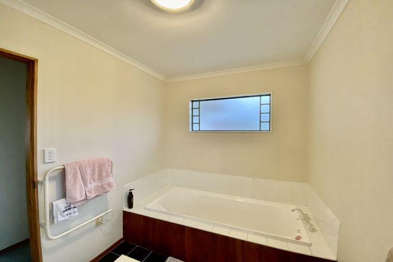 Photo of property in 17 Arirang Rise, Pinehill, Auckland, 0632