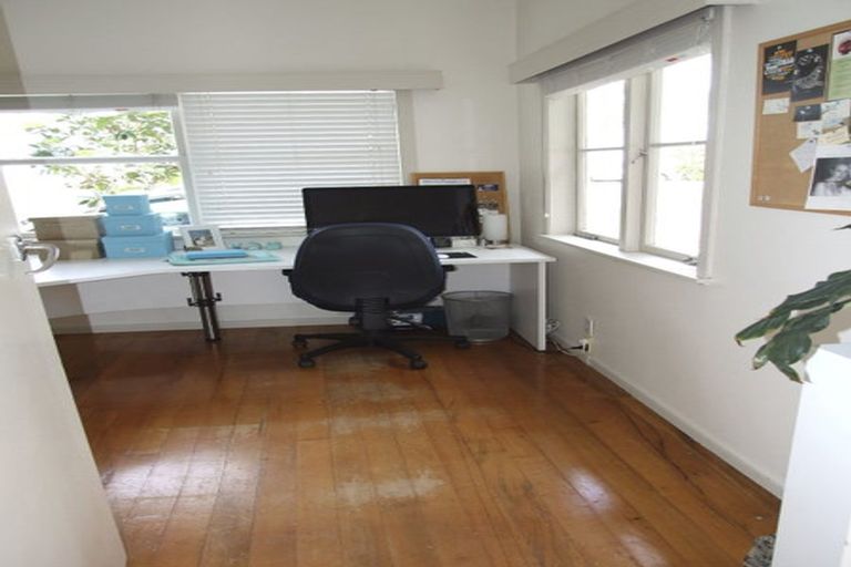 Photo of property in 1/130 Sunset Road, Unsworth Heights, Auckland, 0632