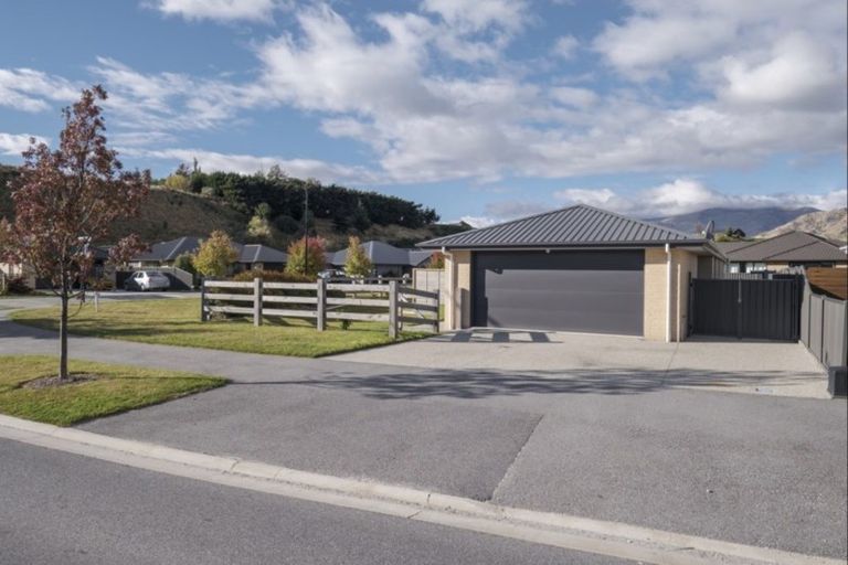 Photo of property in 2 Banbury Terrace, Lower Shotover, Queenstown, 9304