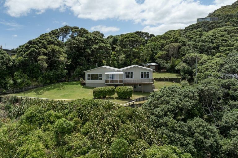 Photo of property in 14 Garden Road, Piha, 0772