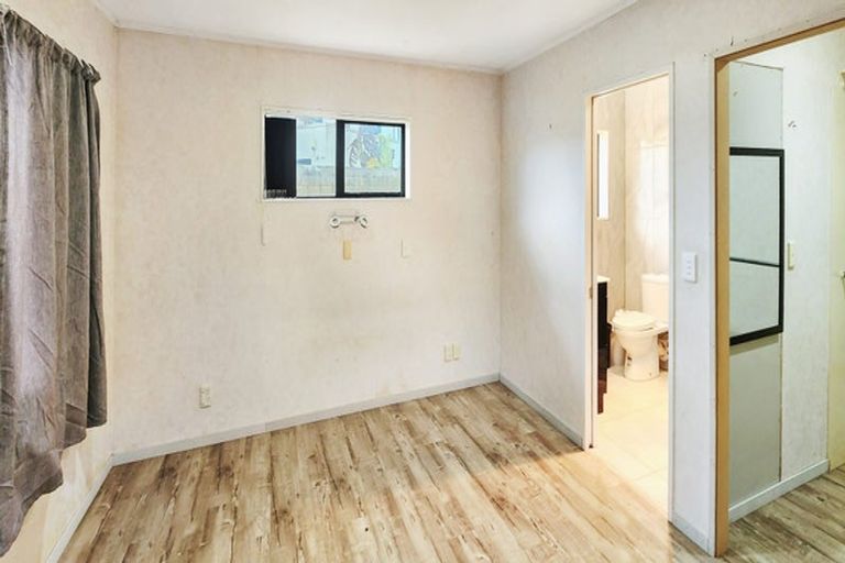 Photo of property in 50 De Havilland Drive, Goodwood Heights, Auckland, 2105