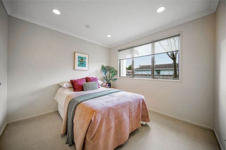 Photo of property in 1/36 Darren Crescent, Half Moon Bay, Auckland, 2012