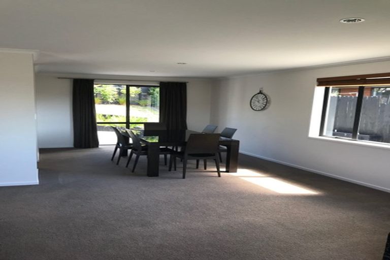 Photo of property in 60 Roberta Crescent, Orewa, 0931