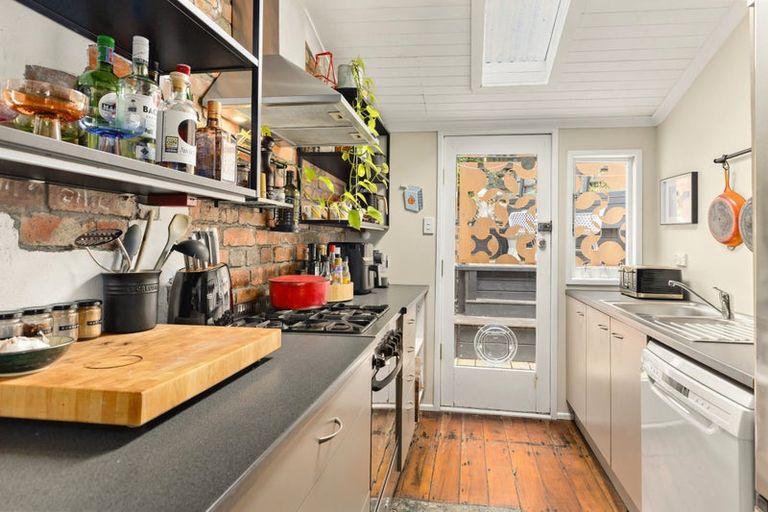 Photo of property in 180 Sutherland Road, Lyall Bay, Wellington, 6022