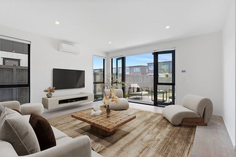 Photo of property in 24 Viridian Avenue, Rosehill, Papakura, 2113