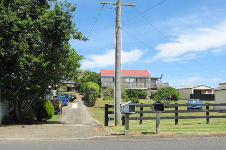 Photo of property in 4a Clarks Beach Road, Clarks Beach, 2122