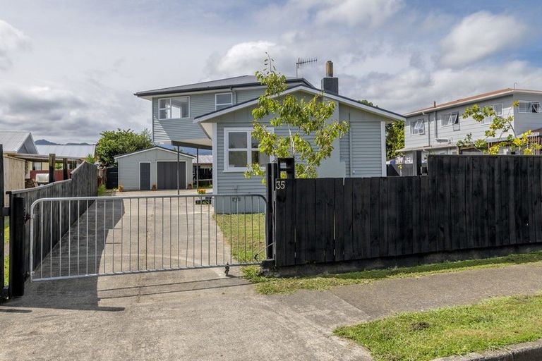 Photo of property in 35 Balmoral Street, Levin, 5510