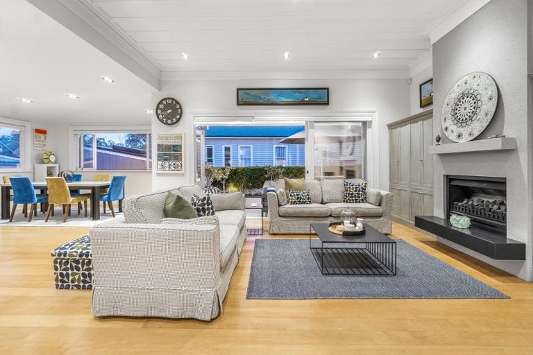 Photo of property in 58 Stanley Point Road, Stanley Point, Auckland, 0624