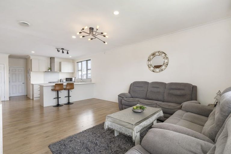 Photo of property in 33 Cobham Crescent, Kelston, Auckland, 0602